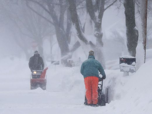 https://www.greenbaypressgazette.com/story/weather/2018/04/15/spring-blizzard-dumps-snow-upends-travel-across-wisconsin/518471002/ snow throwers in Wisconsin